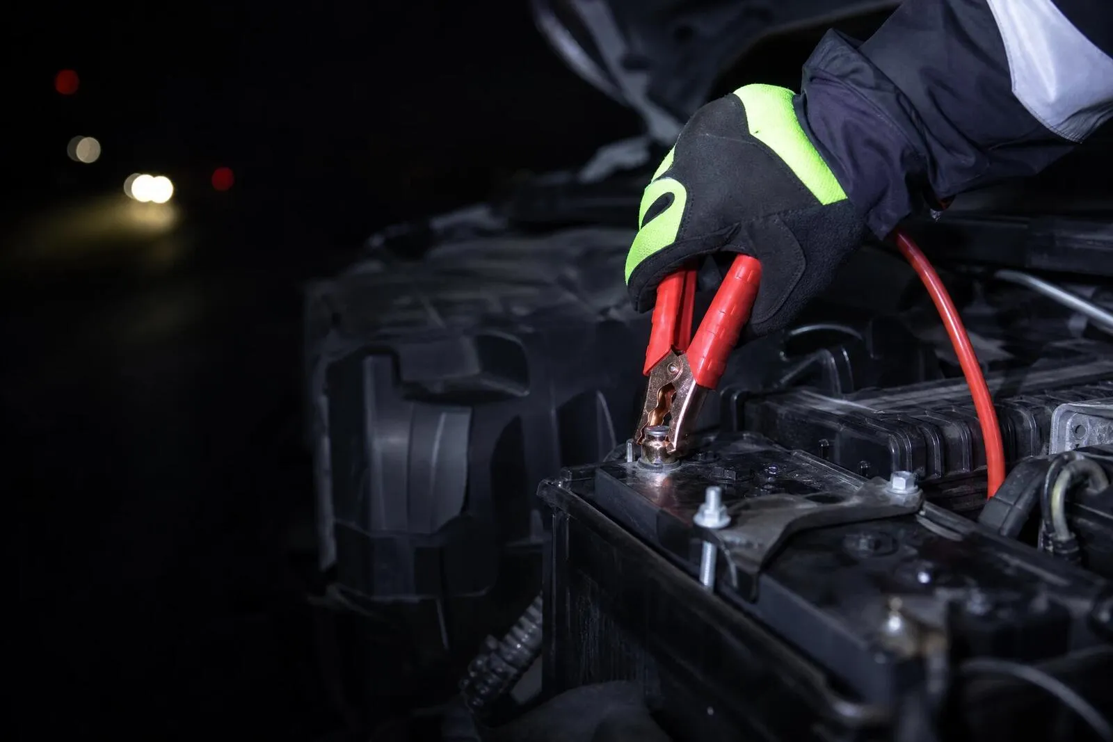 Tecnico che effettua una diagnosi della batteria